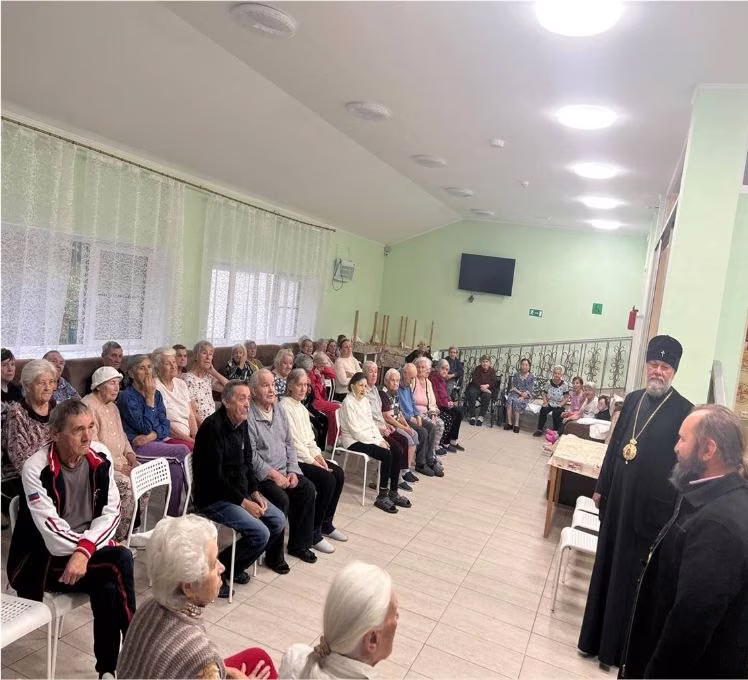 Настоятель храма навещает подопечных пансионата «Тепло и уют»