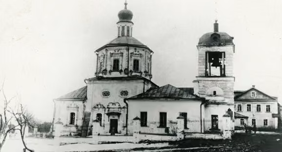 Храм с южной стороны, рядом двухэтажный дом священника. 1935 год