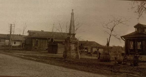 Белокаменный обелиск в селе Коньково-Троицкое. 1930 год