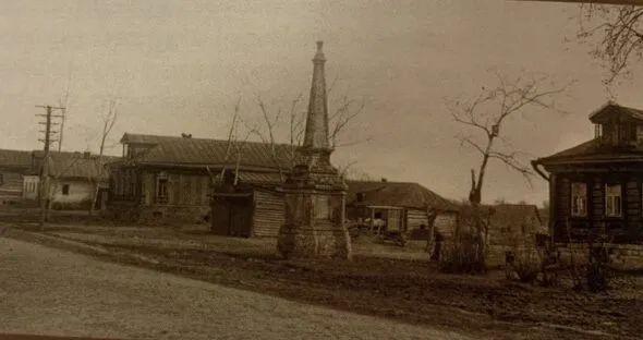 Белокаменный обелиск в с. Коньково-Троицкое 1930 г.