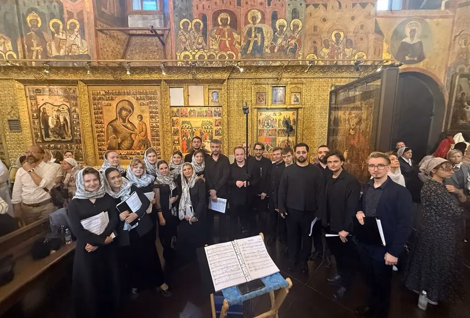 Приходской хор на богослужении перед иконостасом
