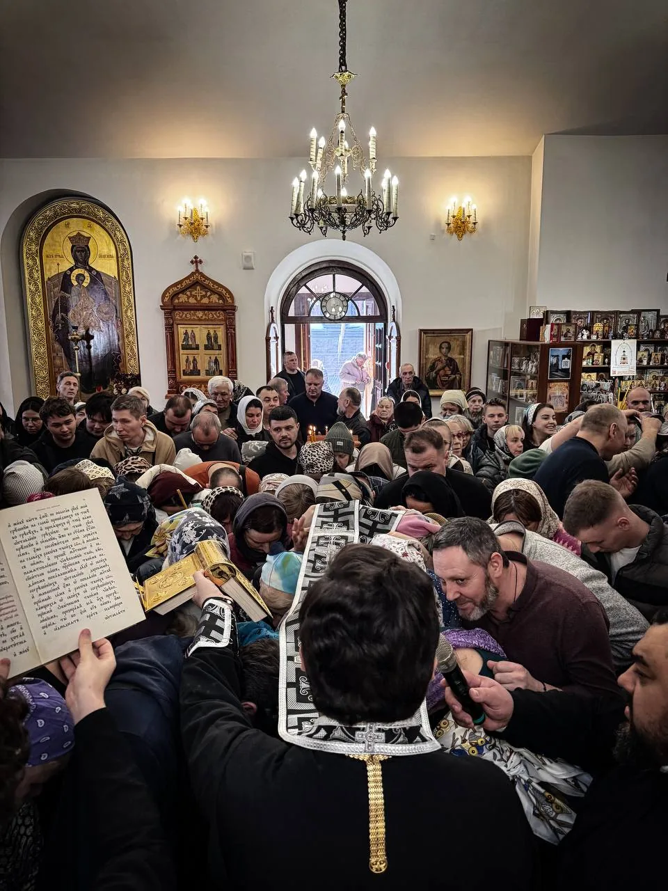 Таинство Соборования в храме: духовенство и молящиеся