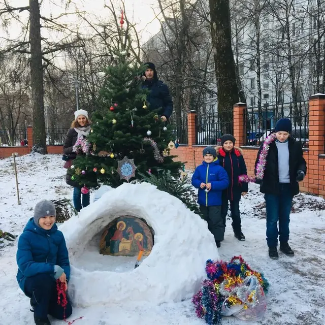 Рождественский вертеп из снега на территории храма - фото 5