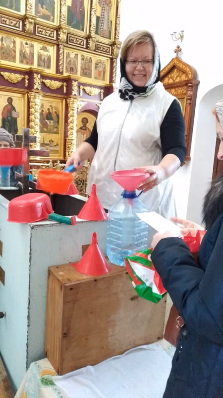Раздача Крещенской воды и листков о празднике Крещения