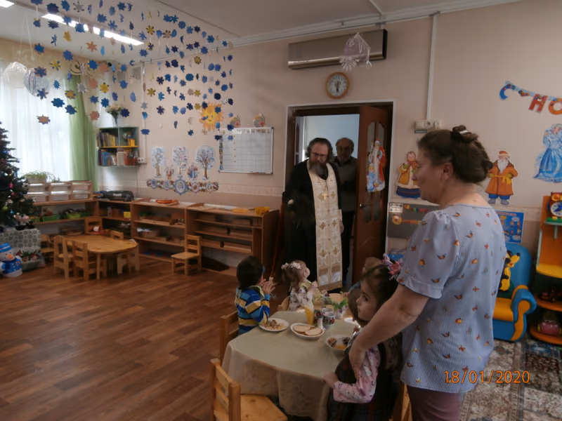 Клирик храма окропил Крещенской водой ГКУ ЦССВ «Юнона» - фото 4