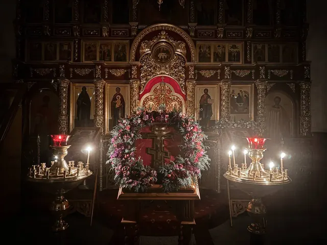 Совершена ночная Божественная Литургия - фото 3