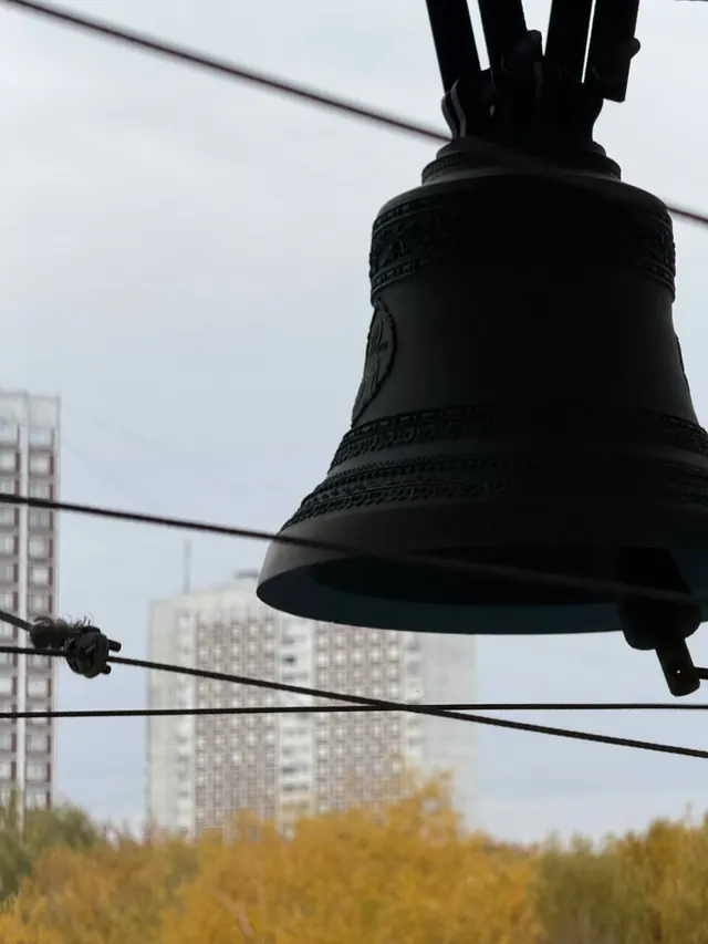 Праздничный звон на колокольне храма Покрова в Ясеневе