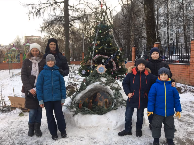 Рождественский вертеп из снега на территории храма - фото 6