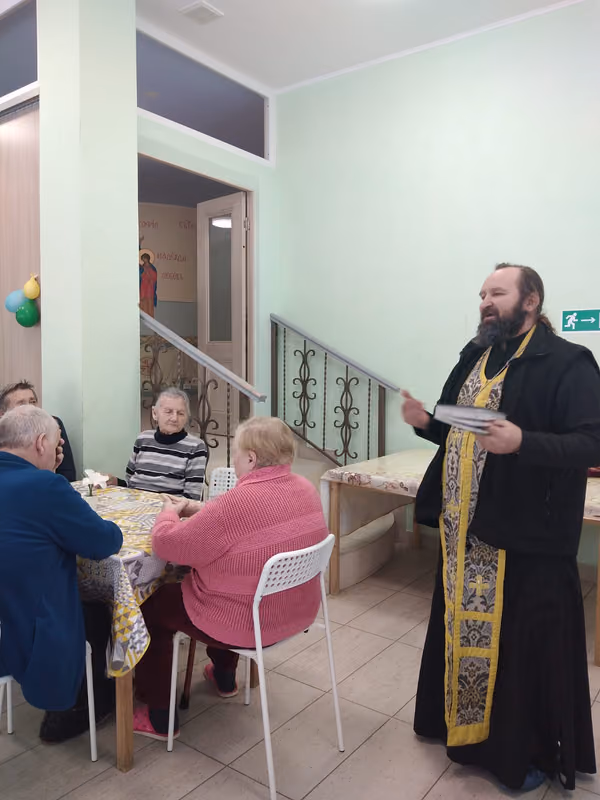 Клирик храма посетил пансионат для пожилых «Тепло и уют» - фото 3