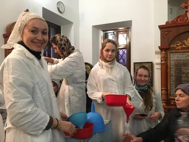 Молодежь храма помогла в раздаче Крещенской воды