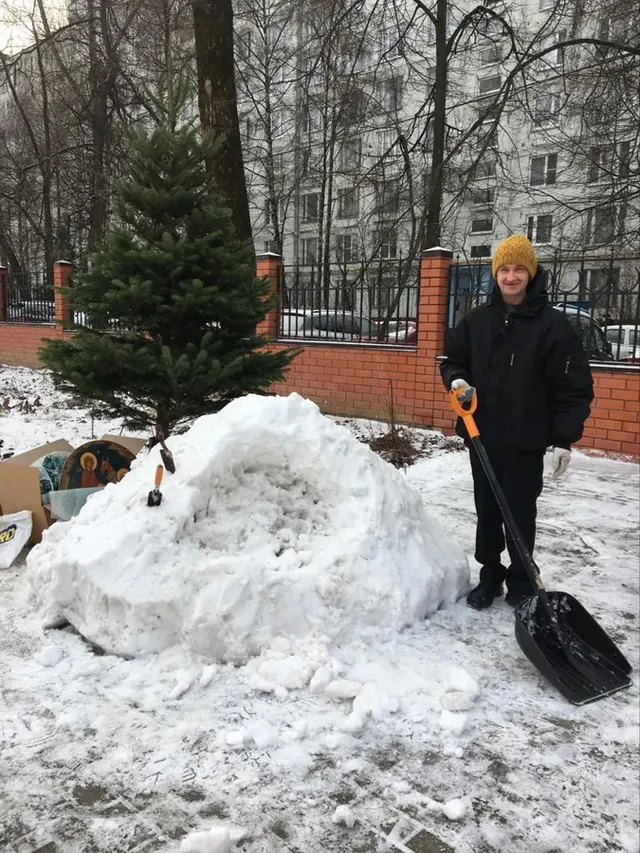 Рождественский вертеп из снега на территории храма