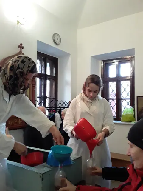 Молодежь храма помогла в раздаче Крещенской воды - фото 2