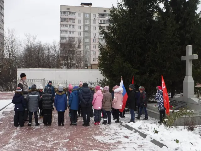 Учащиеся школы № 113 возложили цветы у памятника воинам