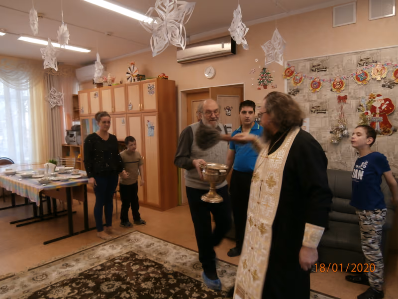 Клирик храма окропил Крещенской водой ГКУ ЦССВ «Юнона»