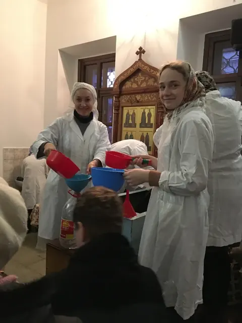 Раздача Крещенской воды и листков о празднике Крещения - фото 2
