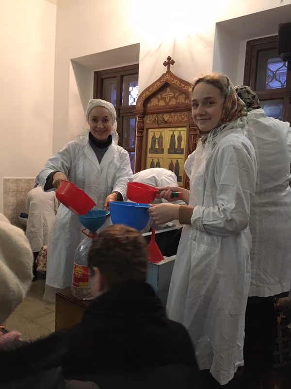 Раздача Крещенской воды и листков о празднике Крещения - фото 2