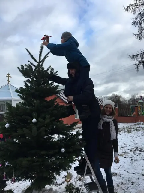 Рождественский вертеп из снега на территории храма - фото 2
