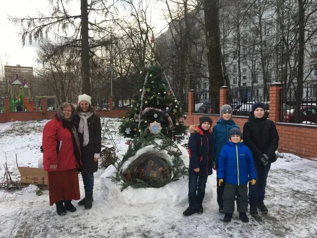 Рождественский вертеп из снега на территории храма - фото 7