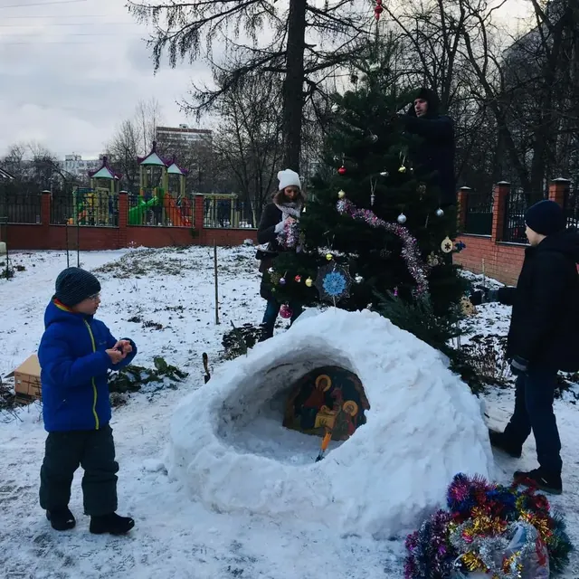 Рождественский вертеп из снега на территории храма - фото 4