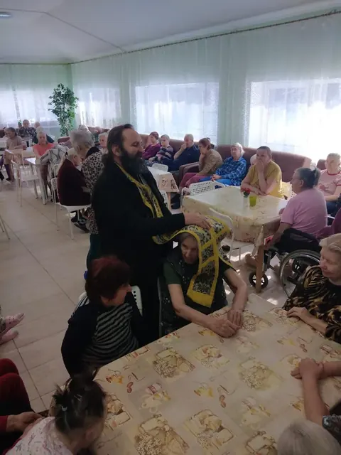 Клирик храма посетил пансионат для пожилых «Тепло и уют» - фото 2
