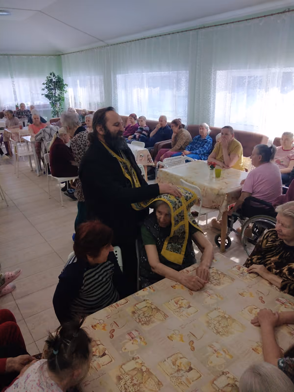 Клирик храма посетил пансионат для пожилых «Тепло и уют» - фото 2