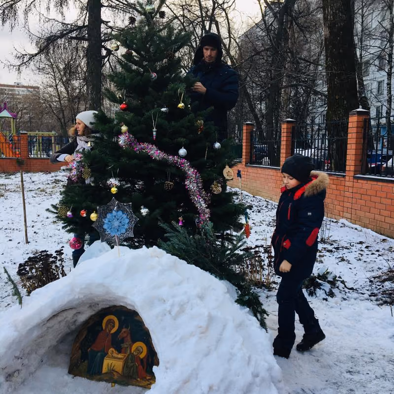 Рождественский вертеп из снега на территории храма - фото 3