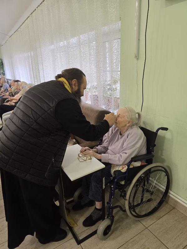 Клирик храма посетил подшефный пансионат «Тепло и уют» - фото 9