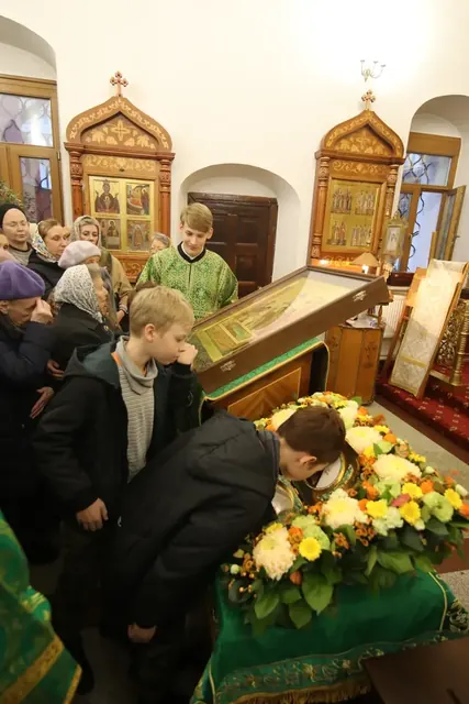 Ковчег с частицей мощей преподобного Сергия в храме - фото 2