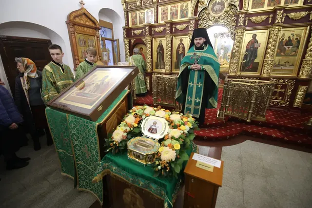Ковчег с частицей мощей преподобного Сергия в храме - фото 10