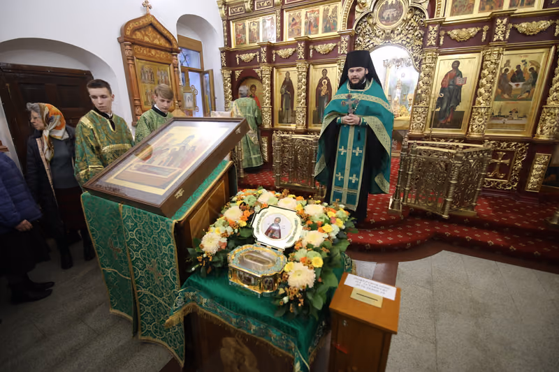 Ковчег с частицей мощей преподобного Сергия в храме - фото 10