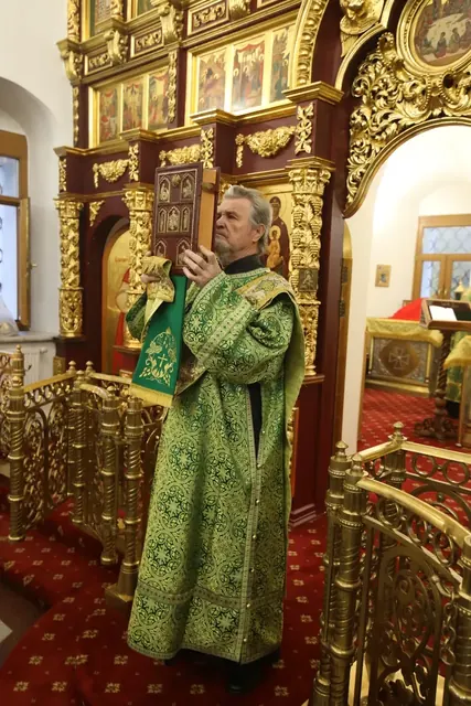 Ковчег с частицей мощей преподобного Сергия в храме - фото 15