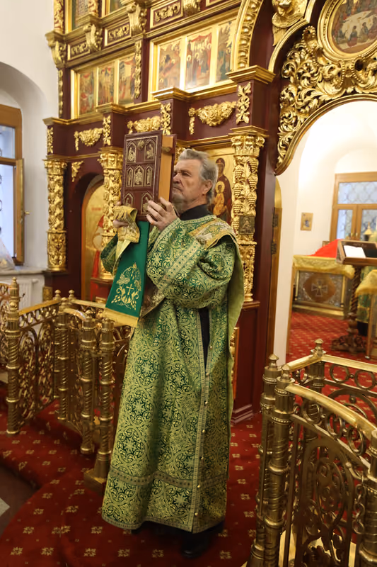 Ковчег с частицей мощей преподобного Сергия в храме - фото 15