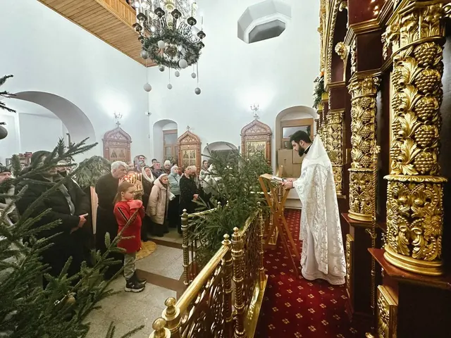 В праздник Рождества Христова совершено Богослужение - фото 12