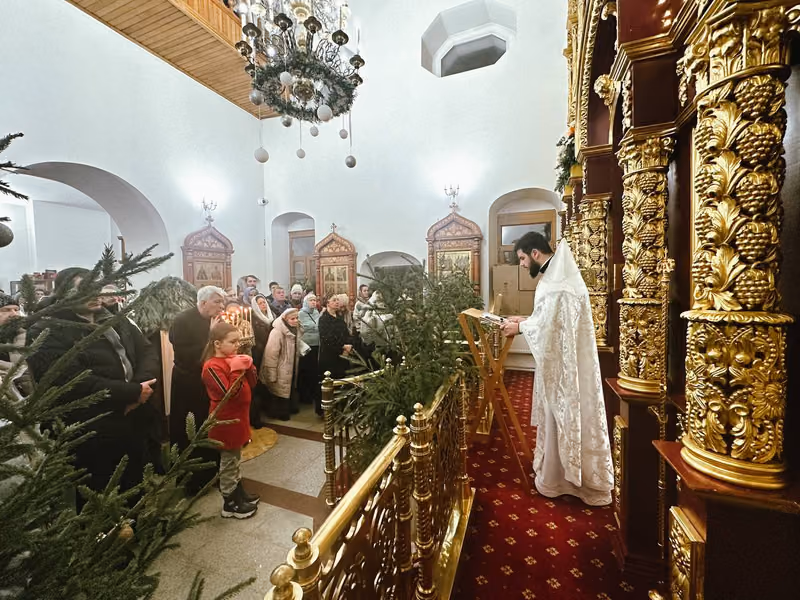 В праздник Рождества Христова совершено Богослужение - фото 12