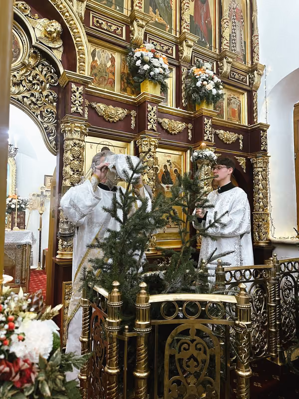 В праздник Рождества Христова совершено Богослужение - фото 15