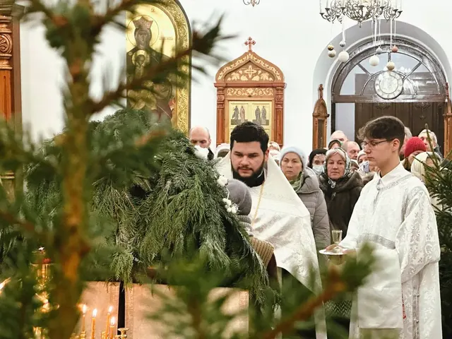 В праздник Рождества Христова совершено Богослужение - фото 18