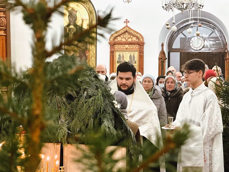 В праздник Рождества Христова совершено Богослужение - фото 18