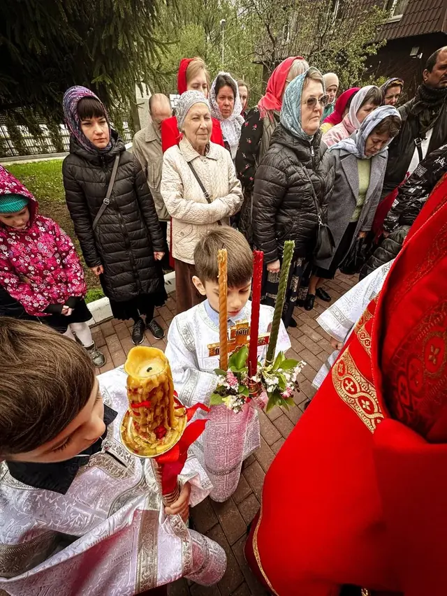 В неделю жен-мироносиц совершено Богослужение