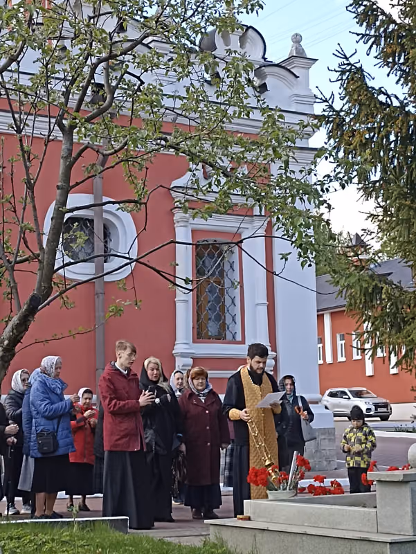 День Победы: мероприятие у памятника павшим воинам - фото 2