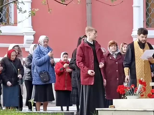 День Победы: мероприятие у памятника павшим воинам - фото 5