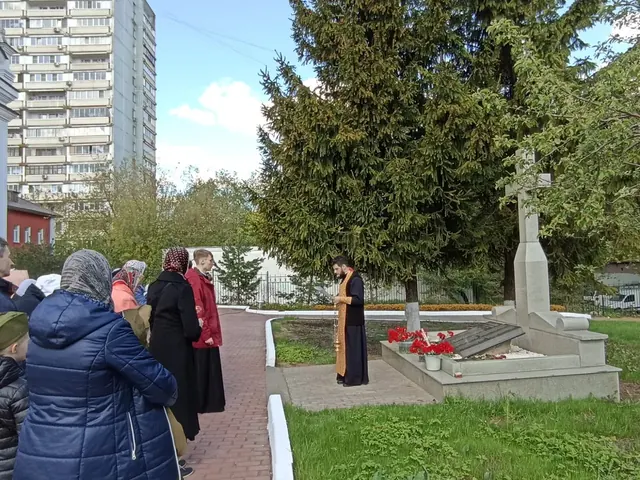 День Победы: мероприятие у памятника павшим воинам - фото 6
