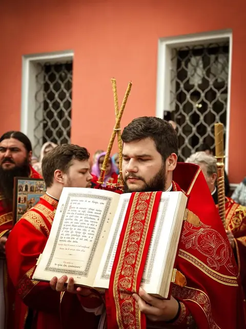 Неделя 5-я по Пасхе: Литургия митрополита Владимира - фото 6