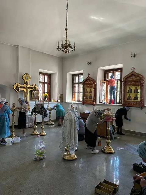 Подготовка храма к Престольному празднику Святой Троицы - фото 4