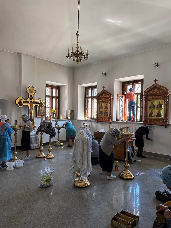 Подготовка храма к Престольному празднику Святой Троицы - фото 4