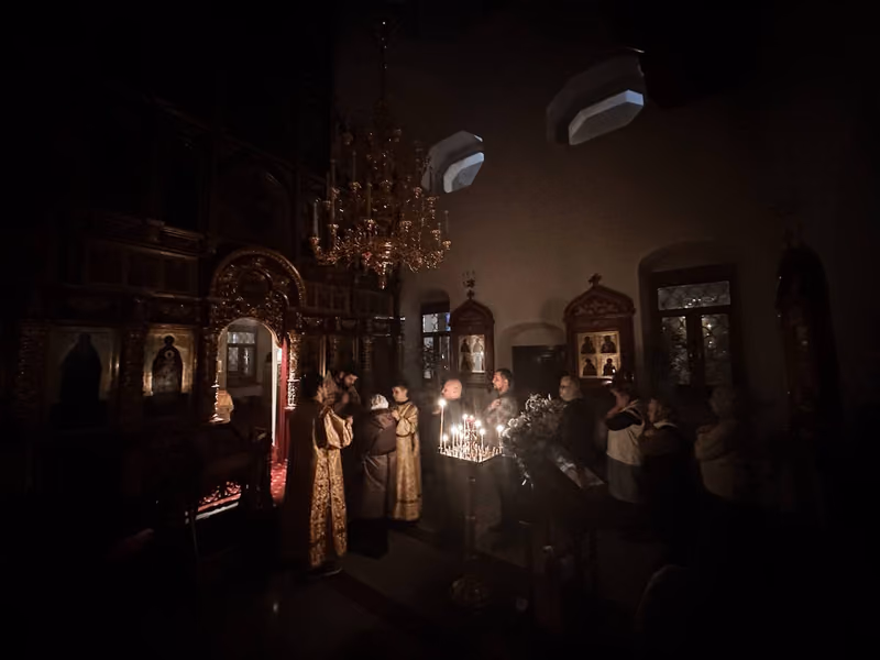 Совершена ночная Божественная Литургия