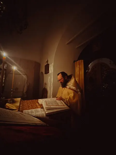 Совершена ночная Божественная Литургия - фото 3