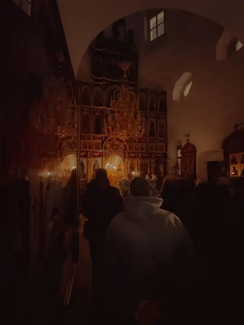 Совершена ночная Божественная Литургия - фото 8