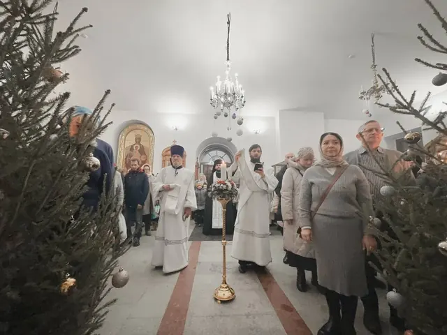 В праздник Рождества Христова совершено Богослужение - фото 2
