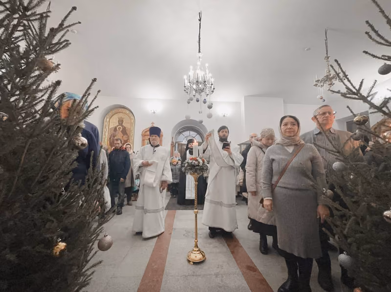 В праздник Рождества Христова совершено Богослужение - фото 2