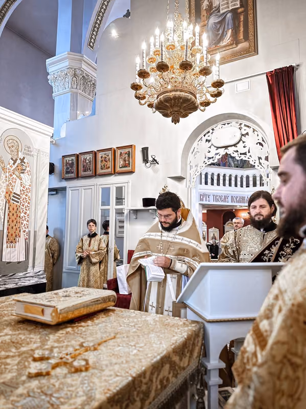 Помощник настоятеля возглавил Литургию в Санкт-Петербурге - фото 3